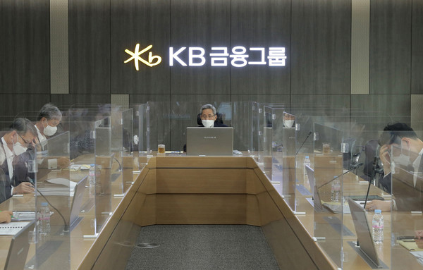 KB금융그룹은 지난 27일 ‘제3차 KB뉴딜·혁신금융협의회’를 개최했다. 사진=KB금융그룹