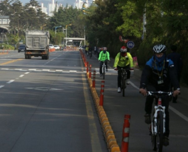 출퇴근 자전거 이용하는 포스코 근로자. 사진=포스코
