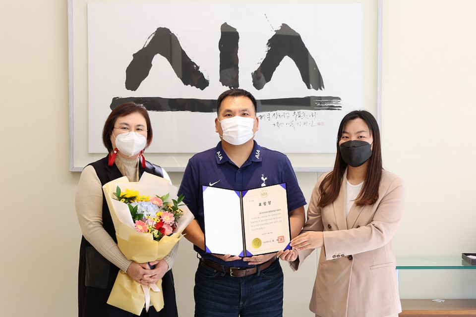 피터 정(가운데) AIA생명 대표이사가 '2021 서울사회복지대회'에서 수상한 서울시장상패를 들고 기념사진을 촬영하고 있다. 사진=AIA생명