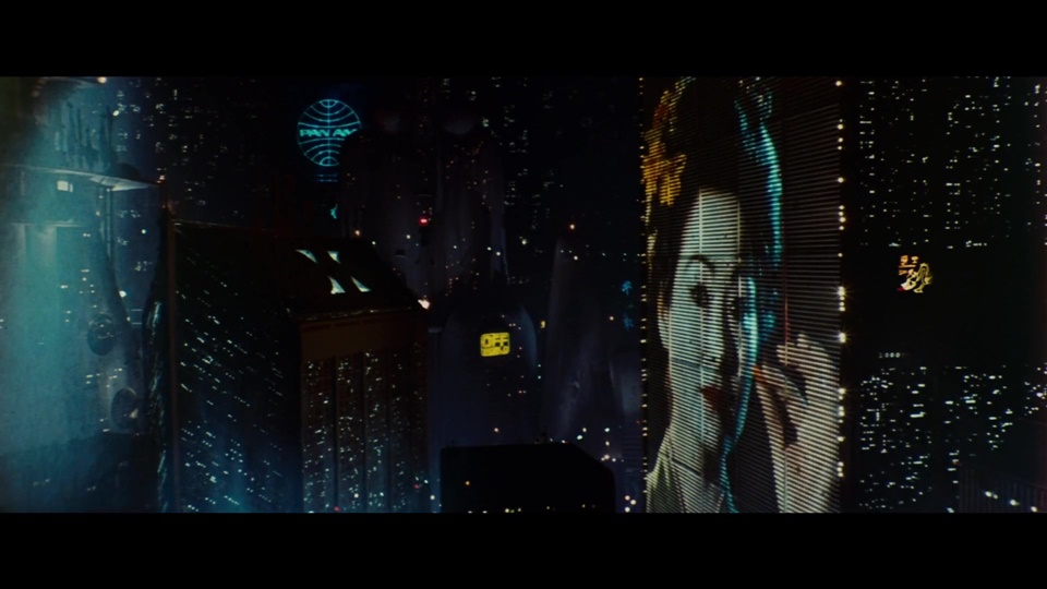 고층 건물과 동양인이 등장하는 전광판은 사이버펑크 영화의 기본 문법으로 자리했다. 사진=블레이드 러너 캡처