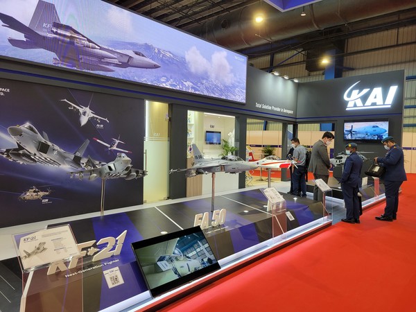 2022 싱가포르 에어쇼에 참가한 KAI 부스에 전시된 KF-21, FA-50, KT-1 모형. 사진=사천시