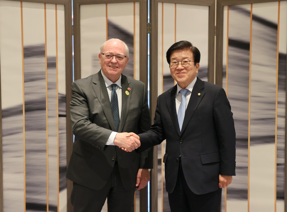조지 퓨리 캐나다 상원의장(왼쪽)과 박병석 국회의장. 사진=국회