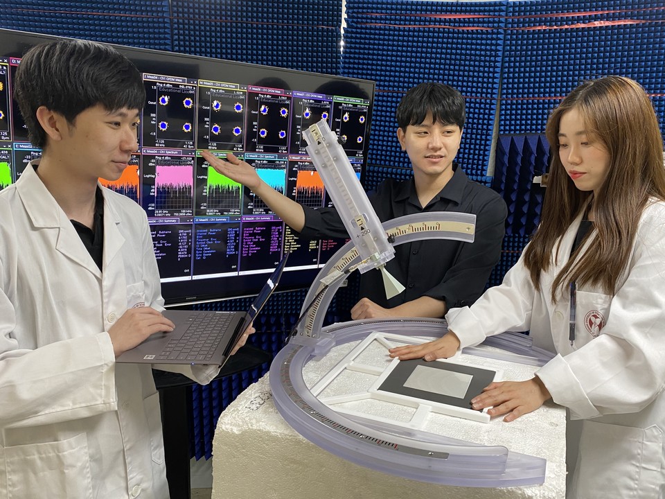포항공대 홍원빈 교수 연구팀(왼쪽부터 안동근, 황명진, 이청아)이 전파시험실에서 RIS의 성능을 시험하고 있다. 사진=LG유플러스