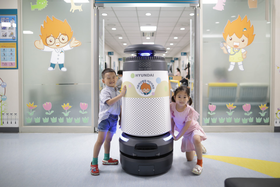 현대로보틱스는 서울아산병원에서 올해 7월 출시한 대면방역로봇을 운영한다고 밝혔다. 사진은 서울아산병원 신관 1층 어린이병원에서 운영되고 있는 현대로보틱스 방역로봇의 모습. 사진=현대중공업그룹