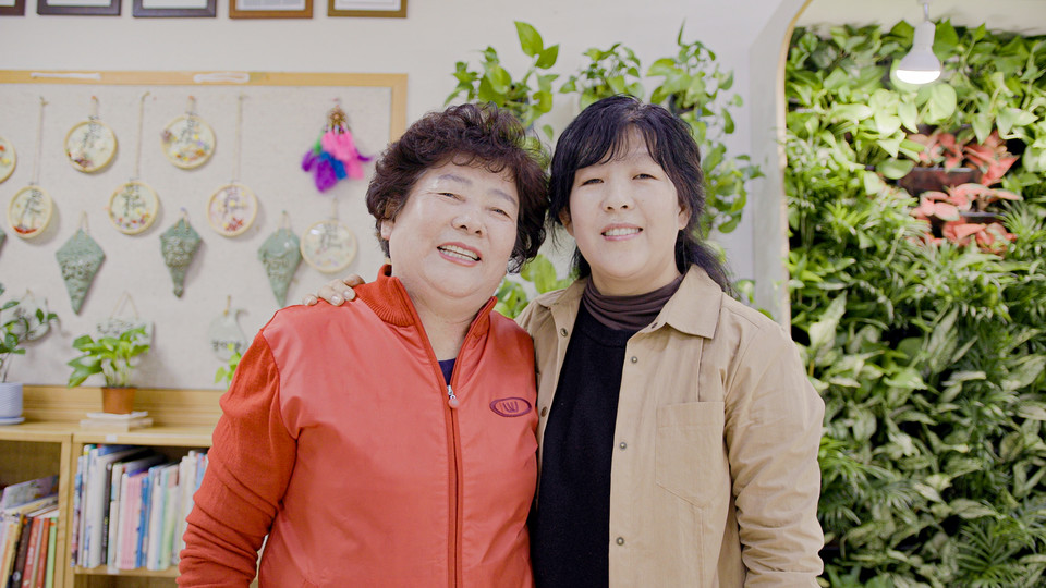 39년 3代째 선행 중인 이이순 씨(74. 왼쪽)와 딸 김현미 씨(오른쪽). 사진=LG