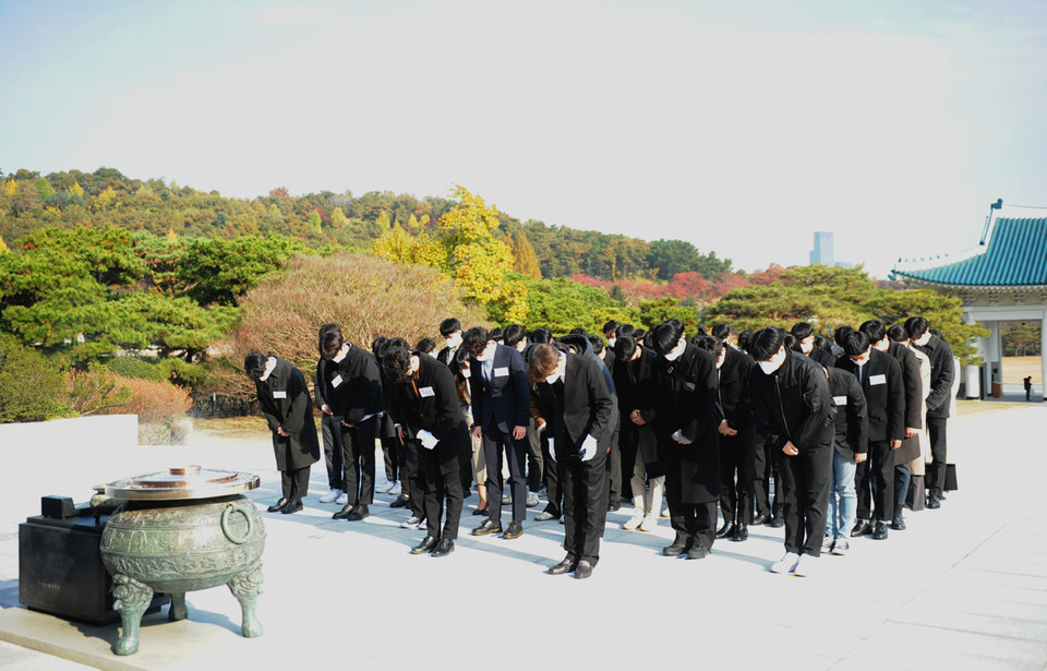7일 서울국립현충원에서 한화시스템 하반기 신입사원들이 참배 및 묘역 정화 활동을 하고 있다. 사진=한화시스템