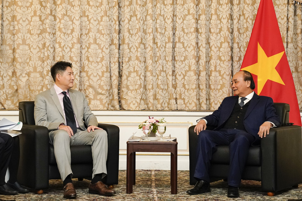 조현준 효성 회장(왼쪽)이 응우옌 쑤언 푹 베트남 국가주석(오른쪽)을 만나 베트남에 지속적인 투자를 약속하는 등 사업확대 방안을 논의했다. 사진=효성
