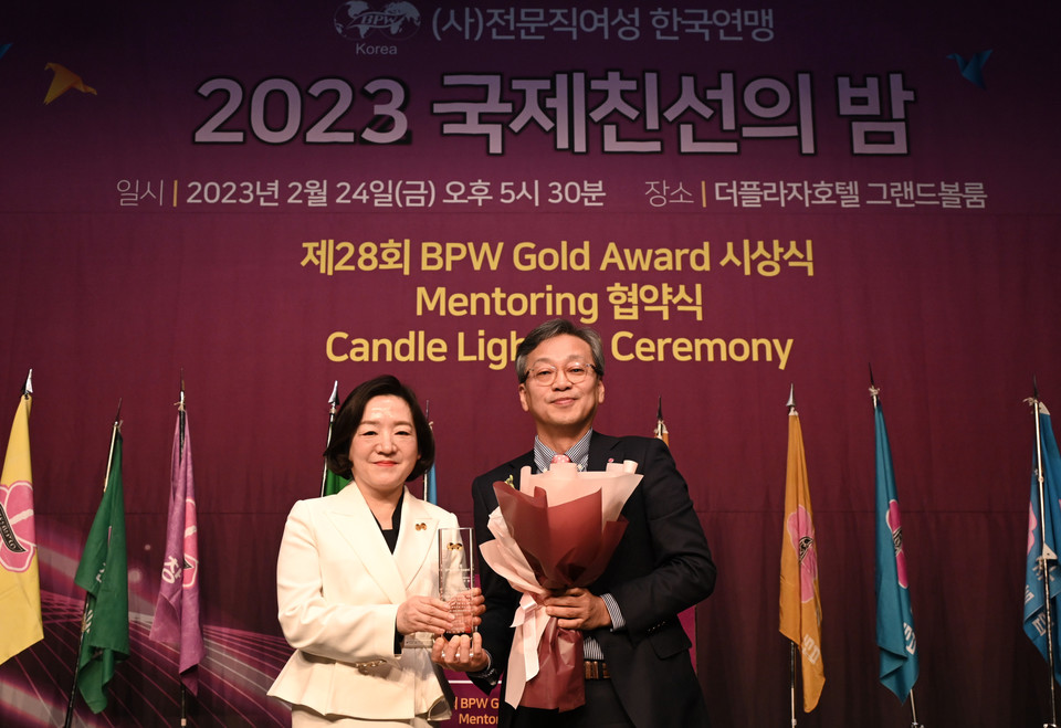 이삼수 LG전자 CSO 부사장(사진 오른쪽)이 24일 서울 중구 더플라자호텔에서 열린 시상식에 참석해 기념촬영을 하고 있다. 사진=LG전자