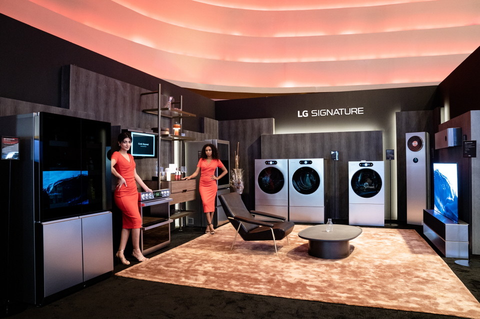 LG전자 모델들이 초프리미엄 생활가전 LG 시그니처(LG SIGNATURE) 2세대 라인업을 소개하고 있다. 사진=LG전자