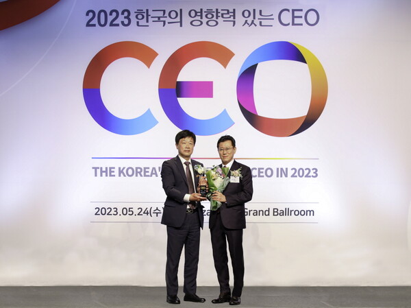 김기태 보람상조라이프 대표이사가 ‘한국의 영향력 있는 CEO’ 시상식에서 대리수상을 한 뒤 기념촬영을 하고 있다. 사진=보람그룹