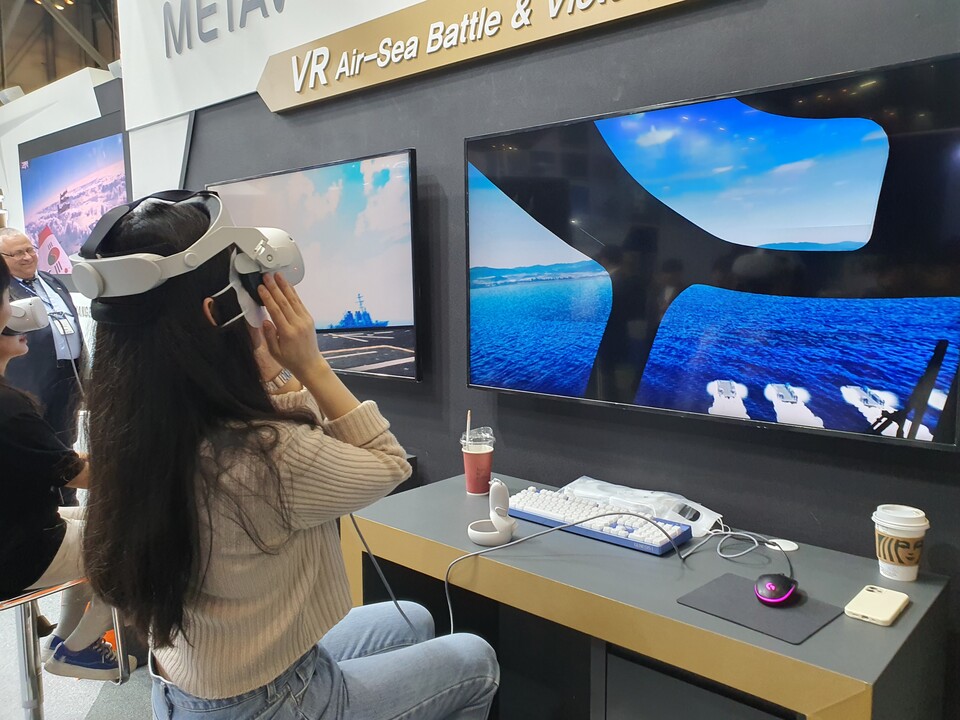 2023 MADEX KAI 부스에서 한 관람객이 VR 시뮬레이터를 체험 중이다. 사진=박민규 기자