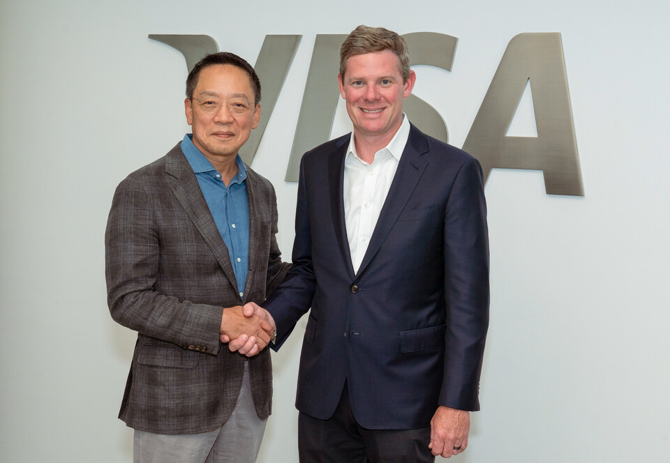 (왼쪽부터)정태영 현대카드 부회장, 라이언 맥이너니(Ryan Mclnerney) Visa CEO. 사진=현대카드
