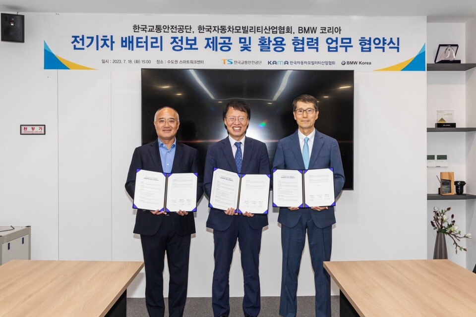 (왼쪽부터) 한상윤 BMW 코리아 대표이사, 권용복 한국교통안전공단 이사장, 강남훈 한국자동차모빌리티산업협회 회장. 사진=BMW코리아