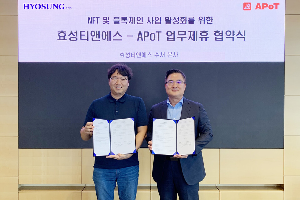 김건오 효성TNS 김건오 상무(오른쪽)가 하상윤 에이팟 플랫폼스 대표가 업무 협약 체결 후 기념 사진을 찍고 있다. 사진=효성