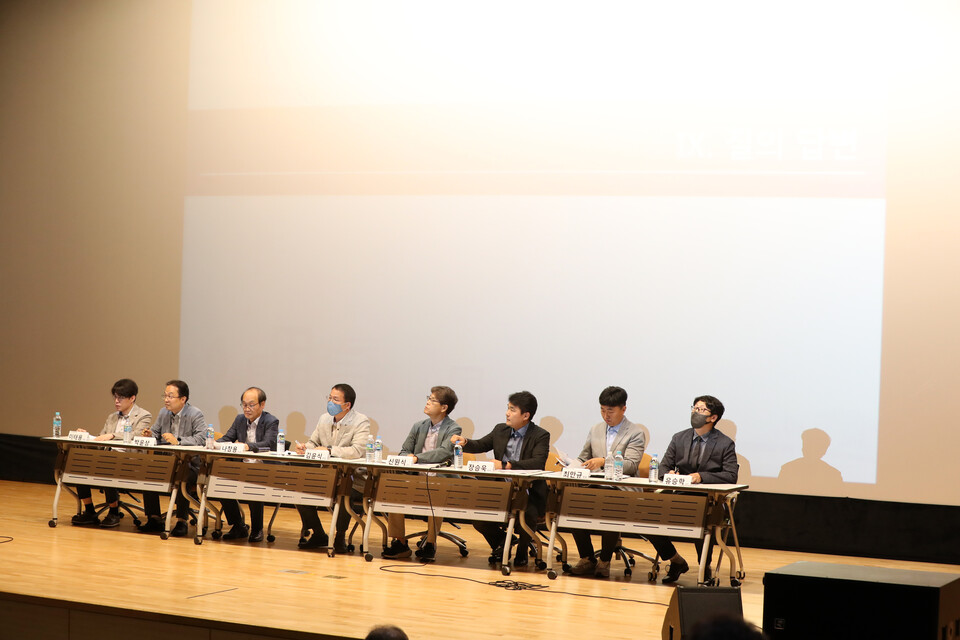 7월 13일 경북 포항시 남구 덕업근로자종합복지관에서 열린 포스코의 수소환원제철 용지조성사업과 관련한 주민설명회에서 포스코와 환경영향평가 관련 기관 관계자들이 주민 질문에 대답하고 있다. 사진=연합뉴스