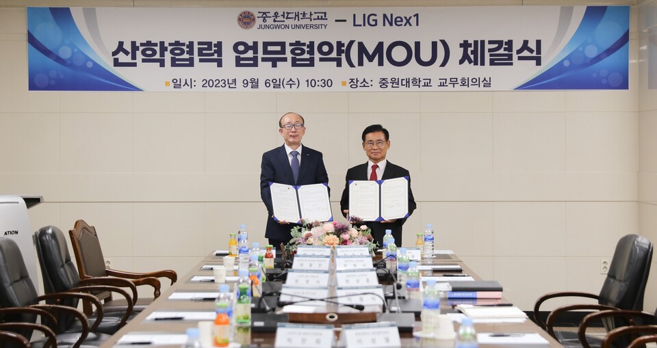 6일 LIG넥스원-중원대학교 업무 협약식에서 김지찬 LIG넥스원 대표(왼쪽)와 황윤원 중원대 총장이 협약 체결 뒤 기념 사진을 찍고 있다. 사진=LIG넥스원