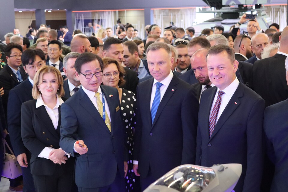 강구영 한국항공우주산업(KAI) 사장(왼쪽 두 번째)이 ‘폴란드 국제 방위 산업 전시회(MSPO) 2023’ 현장에서 안제이 두다 폴란드 대통령과 마리우스 브와슈차크 국방장관 및 부총리에게 KF-21을 소개 중이다. 사진=KAI