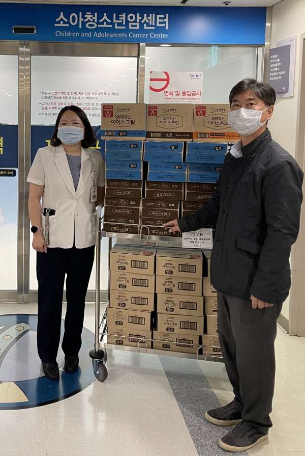 이진석 매일유업 아이스크림TF 본부장(오른쪽)이 지난 25일 서울대어린이병원 측에 제품을 전달하고 있다. 사진=매일유업