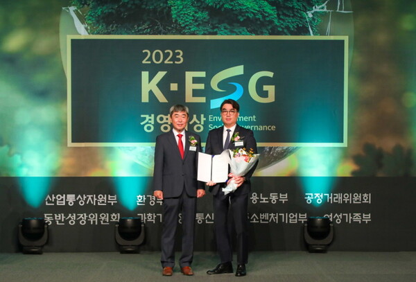 오준오(오른쪾) 보람그룹 대표이사가 K-ESG 경영대상을 수상한 뒤 기념촬영을 하고 있다. 사진=보람그룹