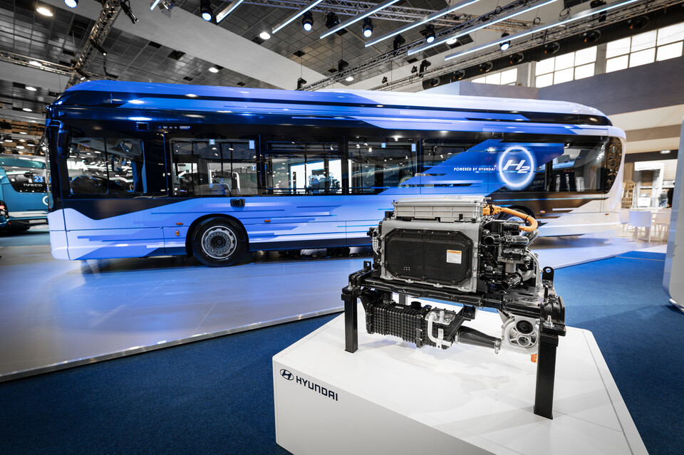 ‘버스월드 2023(Busworld 2023)’ 이베코버스 부스에서 전시 중인 수소전기 시내버스 ‘E-WAY H2’와 버스에 탑재된 현대자동차의 수소연료전지시스템. 사진=현대자동차