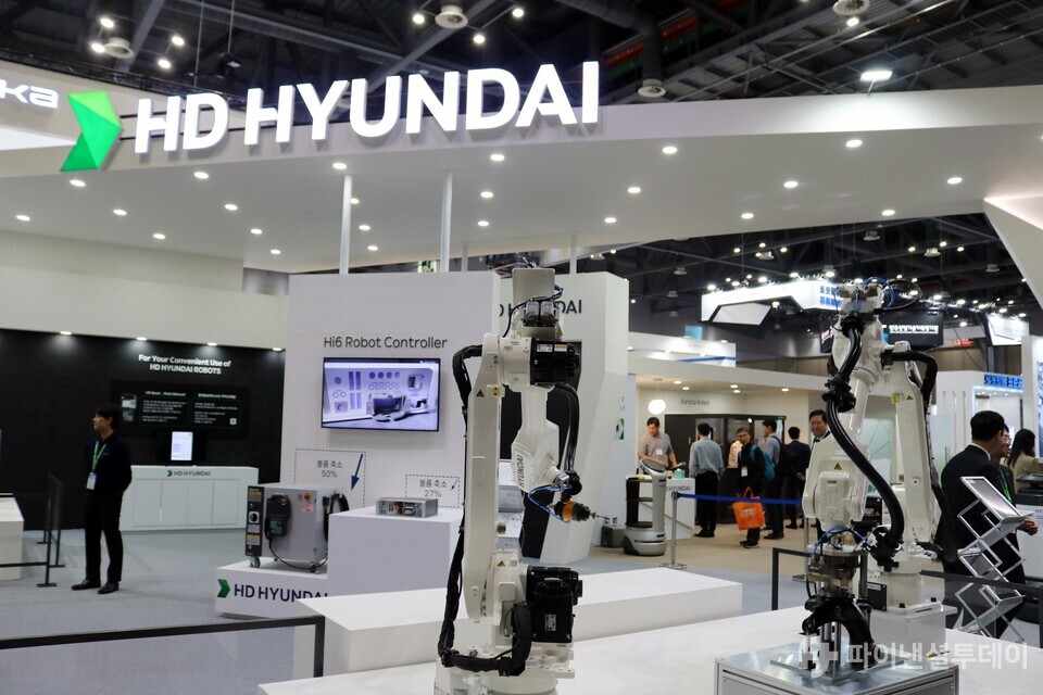10월 14일까지 경기도 고양시 킨텍스에서 열리는 국내 최대 로봇 전시회 ‘로보월드 2023’에 마련된 HD현대로보틱스 부스 모습. 사진=채승혁 기자