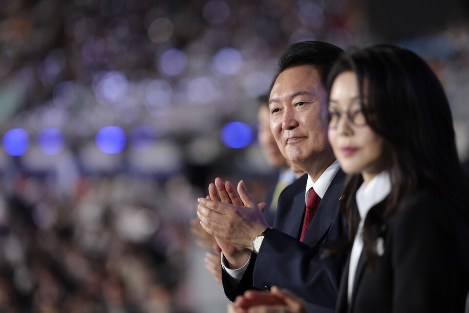 윤석열 대통령과 부인 김건희 여사가 지난 13일 전남 목포종합경기장에서 열린 제104회 전국체육대회 개회식에서 입장하는 선수단을 향해 박수를 보내고 있다. 사진=연합뉴스