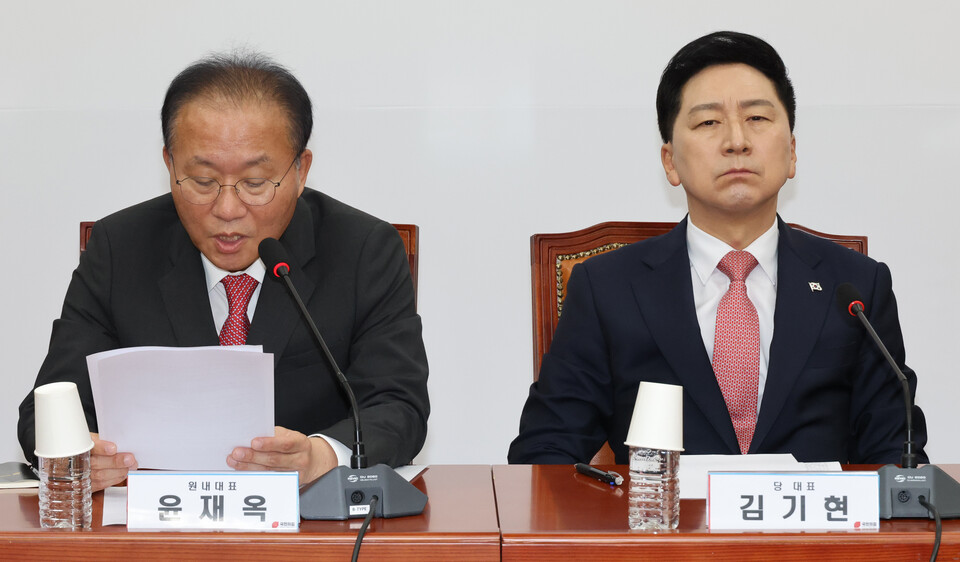 국민의힘 김기현 대표가 16일 국회 당사무실에서 열린 최고위원회의에서 윤재옥 원내대표의 발언을 듣고 있다. 사진=연합뉴스