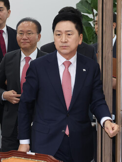 국민의힘 김기현 대표와 윤재옥 원내대표가 16일 국회 당사무실에서 열린 최고위원회의에 참석하고 있다. 사진=연합뉴스