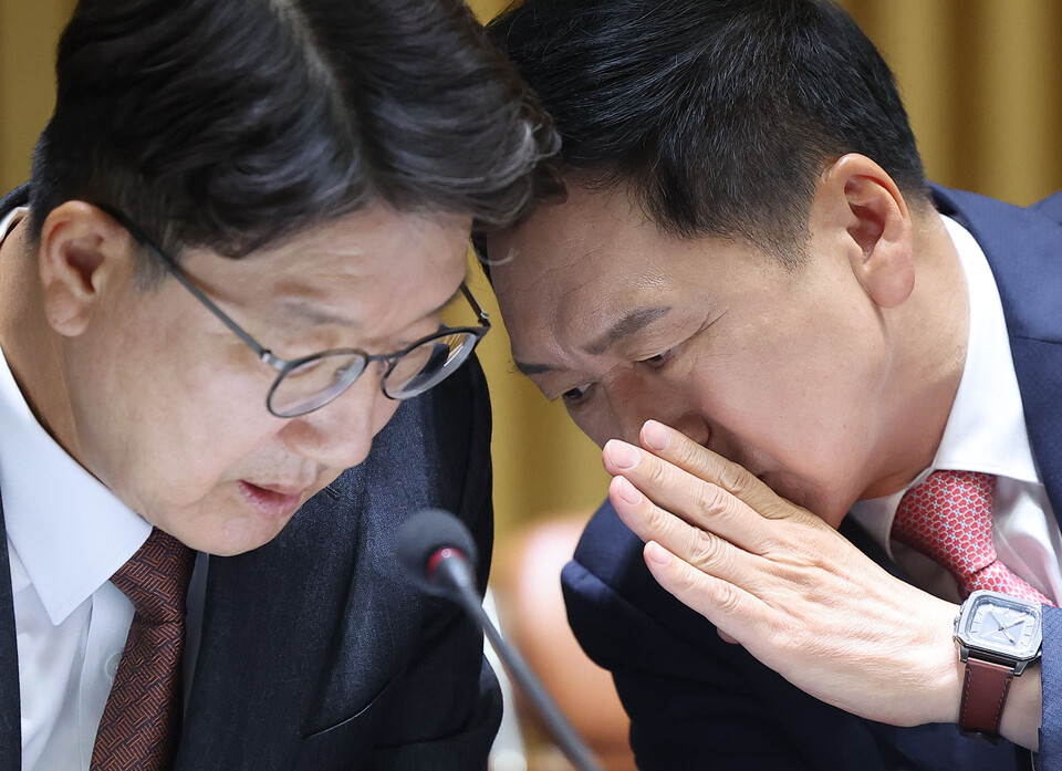 국민의힘 김기현 대표와 권성동 의원이 16일 서울 시청에서 열린 서울시청에 대한 국회 행정안전위원회 국정감사에서 대화를 나누고 있다. 사진=연합뉴스