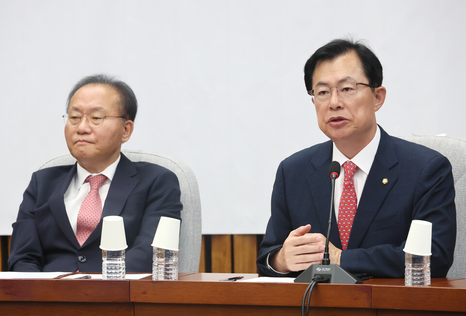 국민의힘 이만희 사무총장이 17일 국회에서 열린 국정감사대책회의에서 발언하고 있다. 왼쪽은 윤재옥 원내대표. 사진=연합뉴스