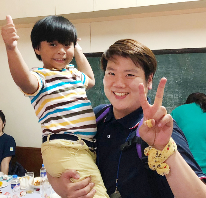 코로나19 발생 전인 2019년 굿리치 임직원들이 마지막으로 비전트립에 나서 현지 어린이들과 교감을 나누고 있는 전경. 사진=굿치리