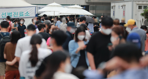 코로나19 검사 받기 위해 차례를 기다리고 있는 시민.   사진=연합뉴스