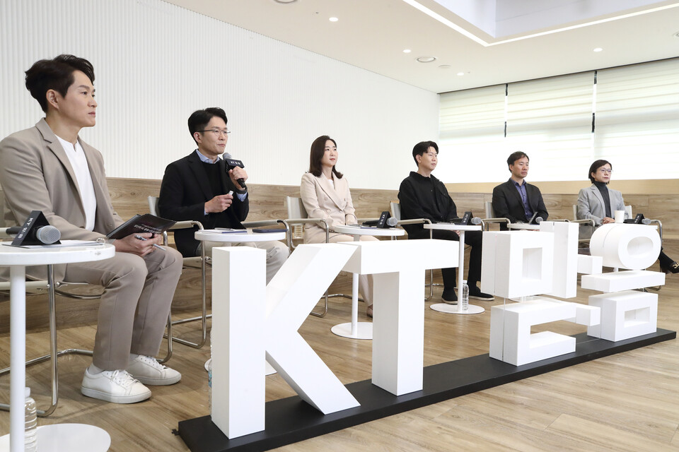 KT AI/BigData사업본부 최준기 본부장이 기자설명회에서 KT 초거대AI 믿음에 대해 설명하고 있다. 왼쪽 두번째부터 KT AI/BigData 사업본부 최준기 본부장, KT AI2XL 연구소 배순민 소장, ‘매스프레소’ 이용재 대표, ‘업스테이지’ 김성훈 대표, KT SW개발본부 조성은 본부장. 사진=KT