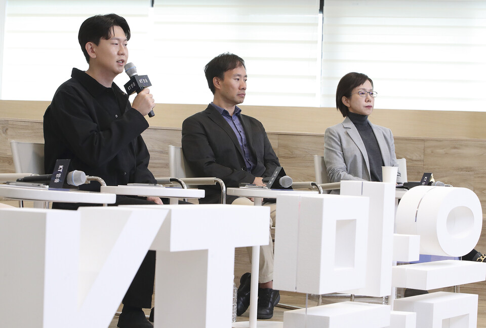 ‘콴다’를 운영중인 매스프레소의 이용재 대표가 기자설명회에서 KT와의 협력에 대해 설명하고 있다. 사진=KT