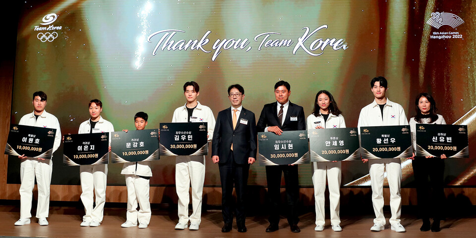 이재근 KB국민은행 은행장(왼쪽 다섯번째)과 국가대표 선수들이 기념 촬영을 하고 있다. 사진=KB금융