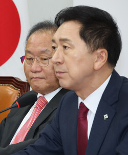 국민의힘 윤재옥 원내대표가 6일 국회에서 열린 최고위원회의에서 김기현 대표의 발언을 듣고 있다. 사진=연합뉴스