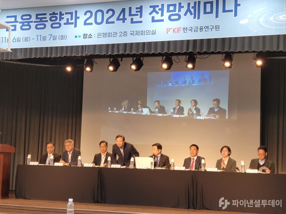 한국금융연구원 주최 보험산업 동향과 전망 세미나에서 (왼쪽부터) 한상용 KIF 연구위원, 김재현 상명대학교 글로벌금융경영학부 교수, 김지훈 손보협회 상무, 김홍중 생보협회 수석상무, 이석호 KIF 보험연금연구실장, 문형진 금감원 보험감독국장, 송미정 한국기업평가 책임연구원, 신상훈 금융위 보험과장이 토론 중이다. 사진=박혜진 기자