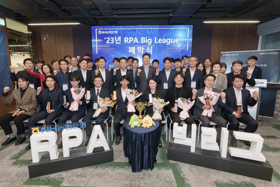 이석용 NH농협은행장(두번째 줄 왼쪽에서 여섯번째)이 RPA 빅리그 폐막식 후 참가 직원들과 기념사진을 찍고 있다. 사진=NH농협은행