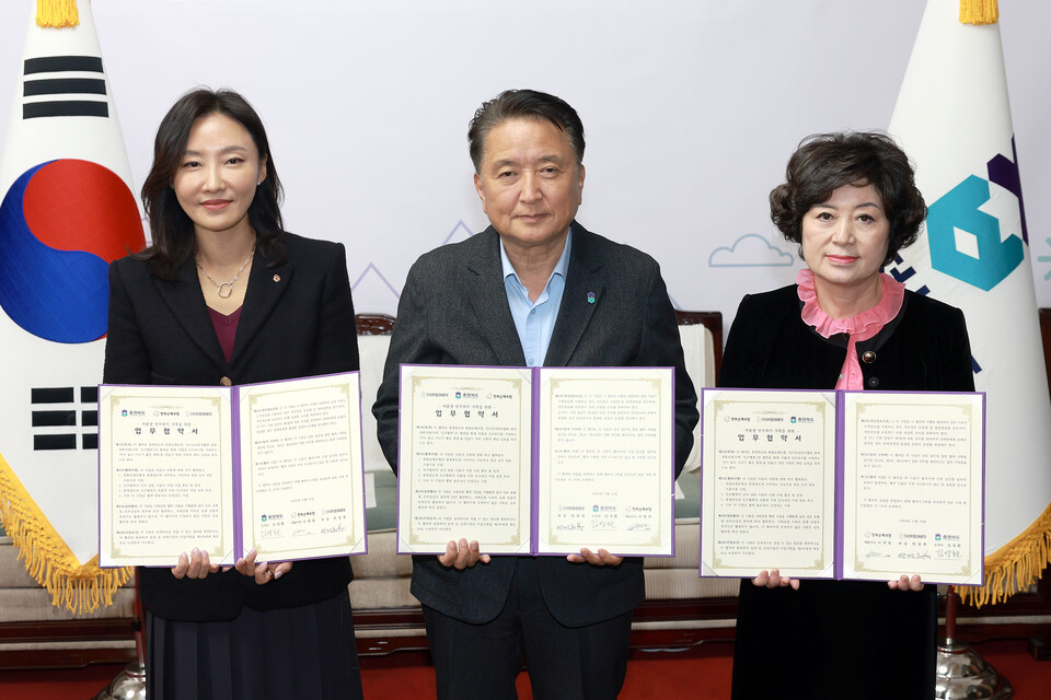 한정선 한화손보 부사장(왼쪽)이 김영환 충북지사, 연경희 인구보건복지협회 충북세종지회장과 지난 14일 인구 위기 극복을 위한 협약식 후 기념촬영을 하고 있다. 사진=한화손해보험