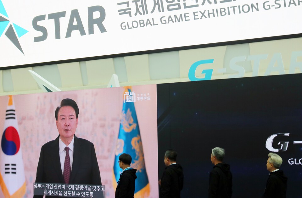 16일 오전 10시 부산 벡스코에서 열린 지스타 2023 개막식에서 윤석열 대통령이 영상을 통해 축사하고 있다. 사진=채승혁 기자