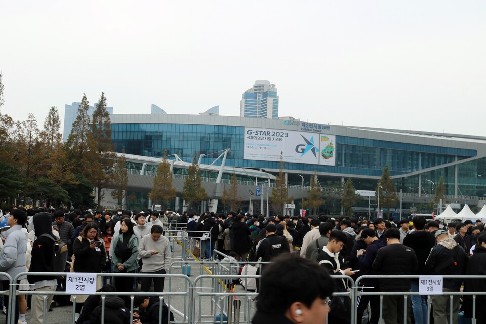 16일 오전 9시 지스타 2023 개막 전부터 입장을 위해 대기하고 있는 관람객들. 사진=채승혁 기자