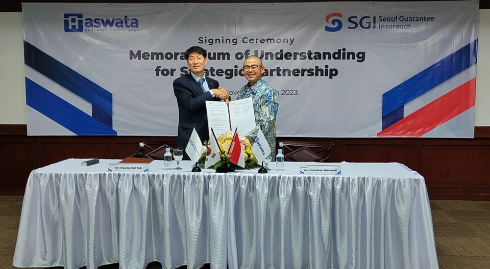 2023년 11월 20일 인도네이사 자카르타에서 열린 ‘SGI서울보증-아스와따 업무협약 체결식’에서 황의탁 SGI서울보증 전무이사(왼쪽)와 C.W. Wanandi 와스와따 대표이사(오른쪽)가 기념사진을 촬영하고 있다. 사진=SGI서울보증