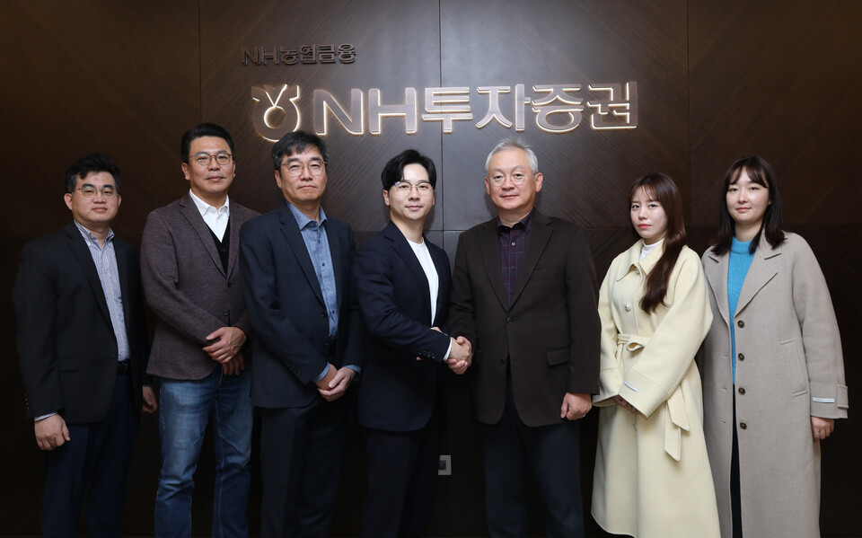 22일 서울 여의도에 있는 NH투자증권 본사(파크원 NH금융타워)에서 NH투자증권과 콴텍 임직원들이 지분투자 계약을 진행한 후 기념촬영을 하고 있다. (왼쪽부터) 전동현 NH투자증권 전략기획실장, 정병석 NH투자증권 Digital플랫폼본부 대표, 강민훈 NH투자증권 경영전략본부 대표, 이상근 콴텍 대표, 정영채 NH투자증권 대표이사, 유재희 콴텍 마케팅팀장, 김혜준 콴텍 마케팅 매니저. 사진=NH투자증권