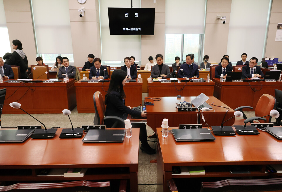 더불어민주당 의원들이 22일 국회 법제사법위원회 전체회의가 산회된 뒤에도 한동안 자리를 지키고 있다. 사진=연합뉴스