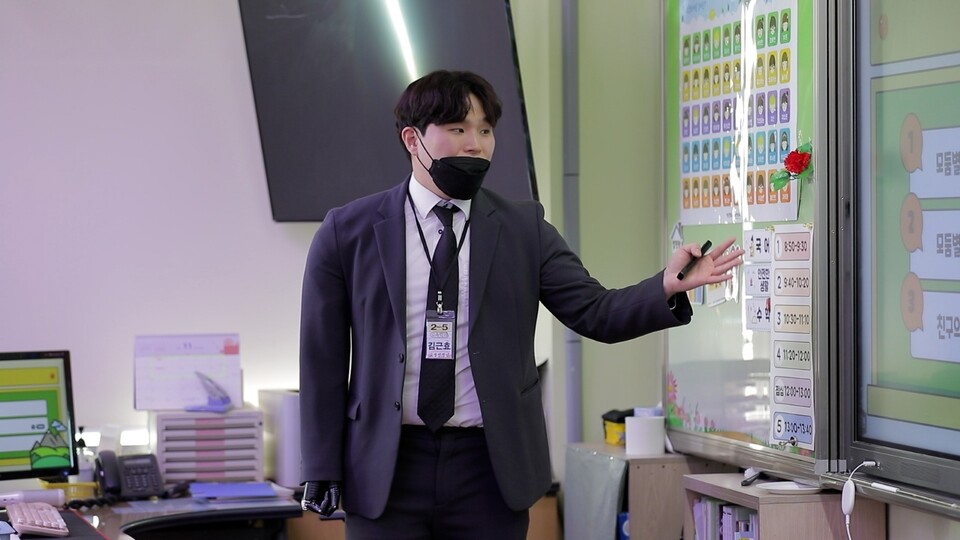 국가유공자 부산교대 4학년 김근효 씨가 로봇 팔을 착용하고 수업 실습을 하고 있다. 사진=포스코