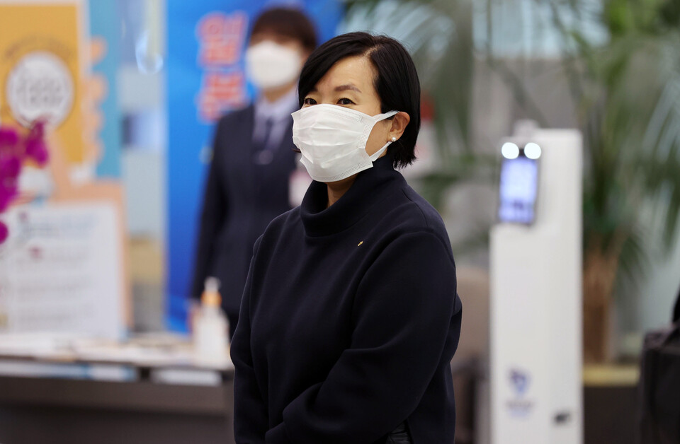 박정림 KB증권 대표가 지난 5일 오후 서울 영등포구 여의도 금융감독원에서 열린 '라임 사모펀드 사태' 관련 판매사 2차 제재심의위원회에 참석하고 있다. 사진=연합뉴스