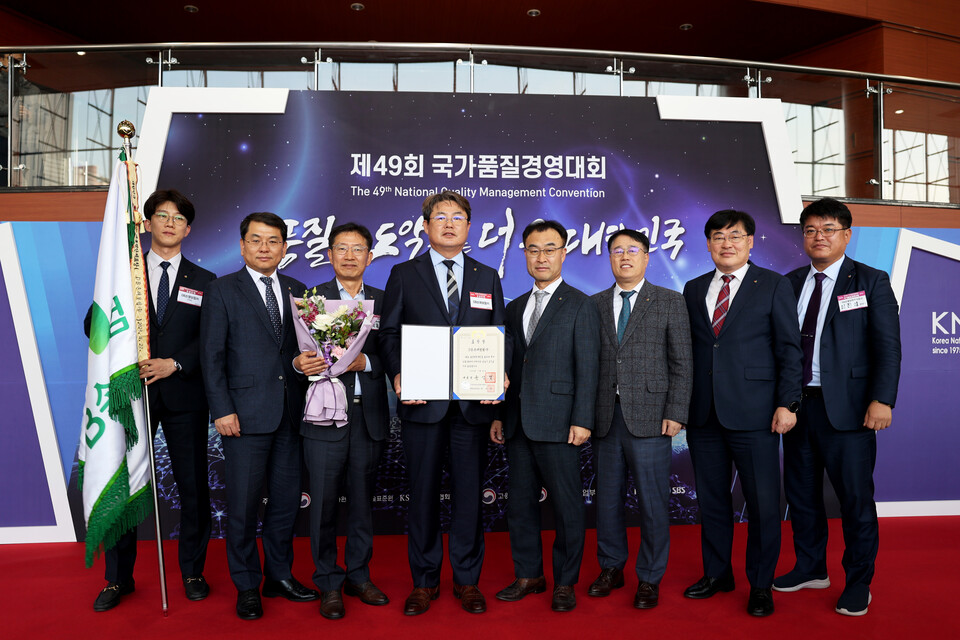 지난 22일 서울 코엑스 오디토리움에서 열린 제49회 국가품질경영대회 시상식에서 정종표 DB손해보험 정종표 대표(왼쪽 4번째) 및 임직원이 기념촬영을 하고 있다. 사진=DB손해보험