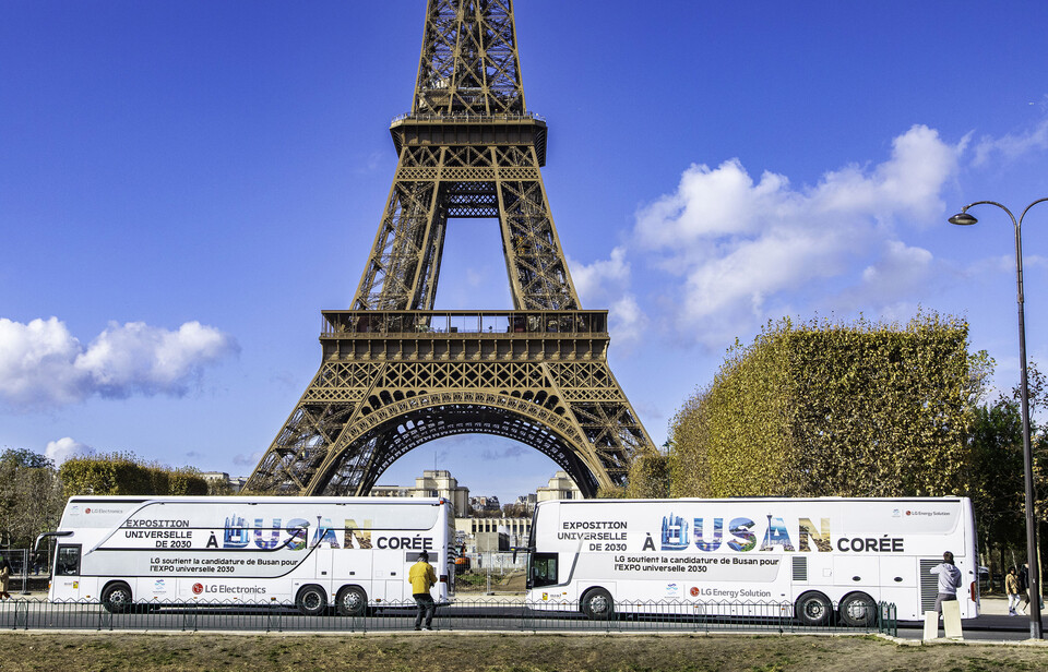 LG전자가 오는 28일(현지시간) 제173회 국제박람회기구(BIE) 총회가 열리는 프랑스 파리에서 부산세계박람회 유치 홍보 랩핑(Wrapping) 버스를 운영하며 부산 엑스포 유치를 응원한다고 26일 밝혔다. 사진은 LG가 운영하는 부산 엑스포 유치 홍보 버스가 프랑스 파리의 주요 명소들을 순회하는 모습. 사진=LG전자 제공
