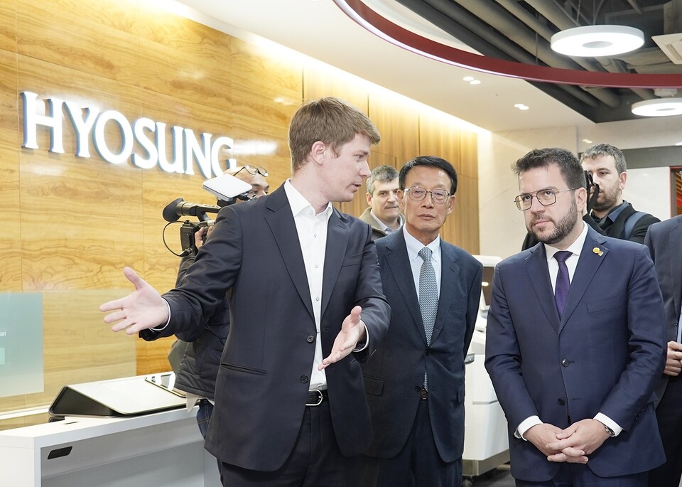 페레 아라고네스 카탈루냐 주지사가 효성티앤에스의 제품에 대한 소개를 받고 있다. (왼쪽부터) 손혁신 효성티앤에스 대표, 아라고네스 주지사. 사진=효성