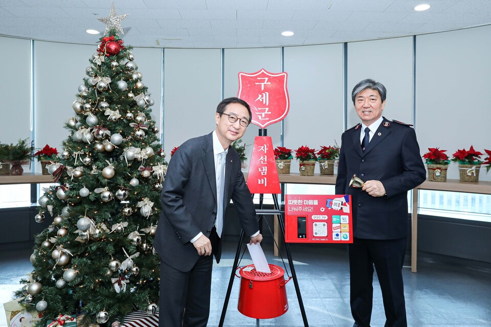 조용일 현대해상 대표(왼쪽)가 구세군 자선냄비에 성금을 기부하고 있다. 사진=현대해상